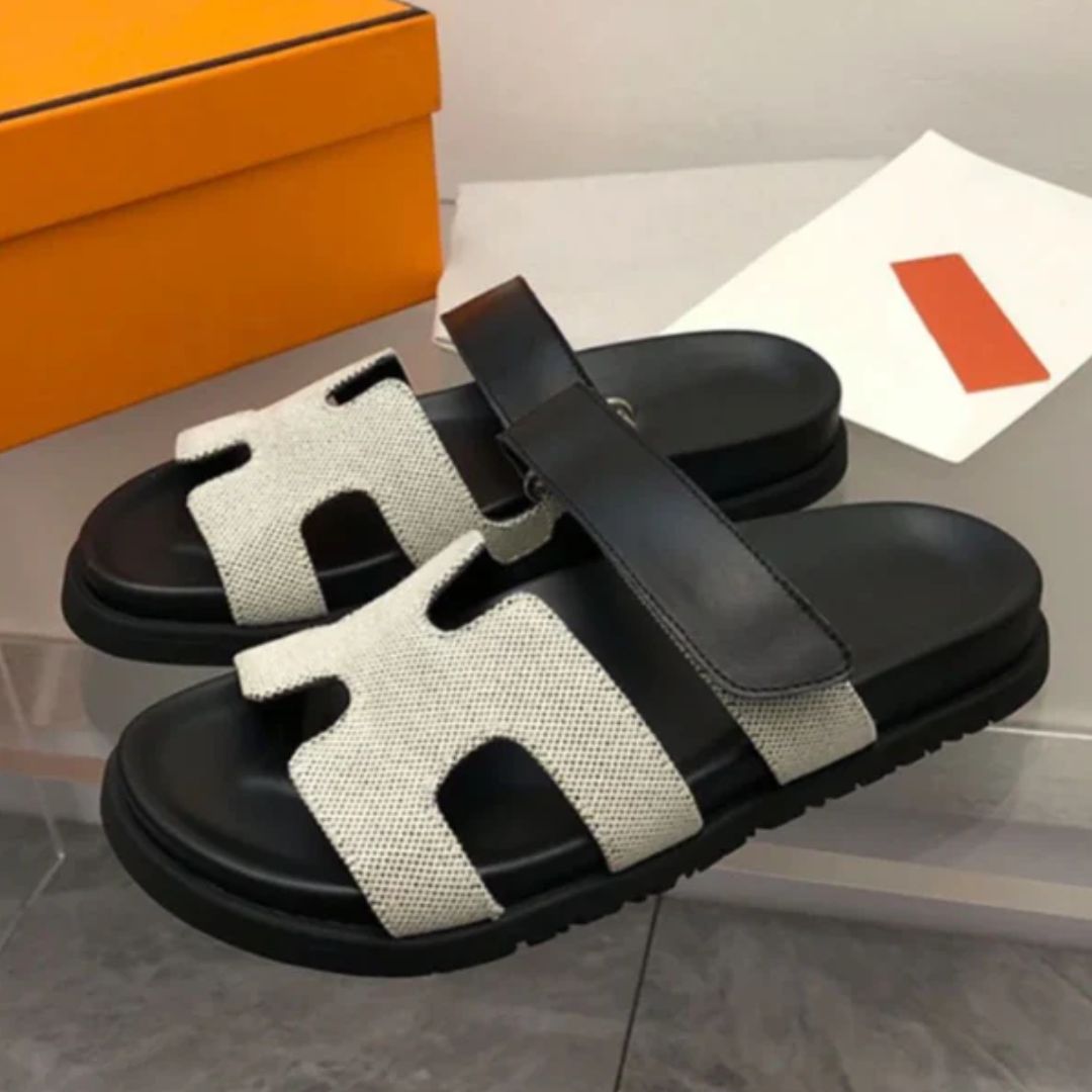 Schwarze Sandalen mit beigem Stoff, rutschfeste Sohle, modisch, bequem, für Herren.
