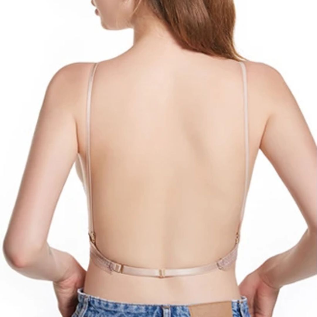 Frau trägt rückenfreien BH, hautfarben, verstellbare Träger, nahtlos, ideal für Sommermode.