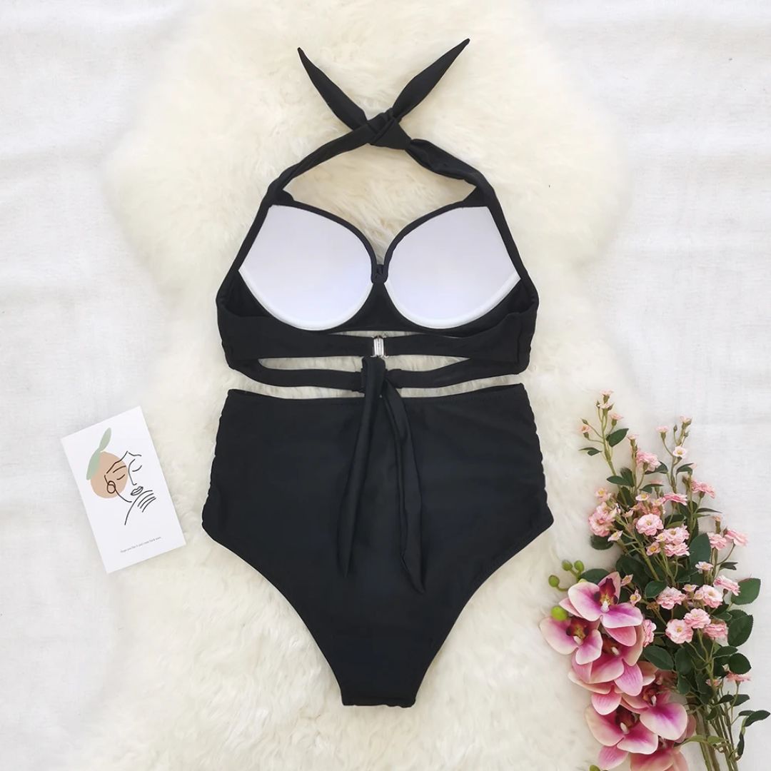 Schwarzer Bikini mit hohem Bund, Cut-Outs, Blumen, ideal für Strandmode, Sommertrends.