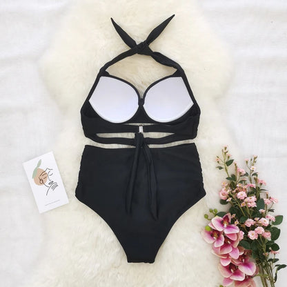 Schwarzer Bikini mit hohem Bund, Cut-Outs, Blumen, ideal für Strandmode, Sommertrends.