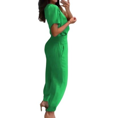 Frau in grünem Jumpsuit, elegante Mode, Sommeroutfit, Damenbekleidung, stilvoll, modern.