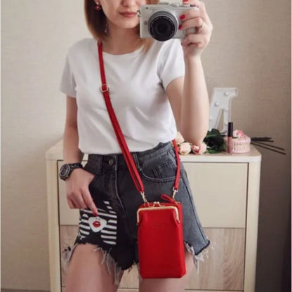 Frau mit roter Umhängetasche, weißem T-Shirt, Jeansshorts, Spiegel-Selfie, modisch, lässig.