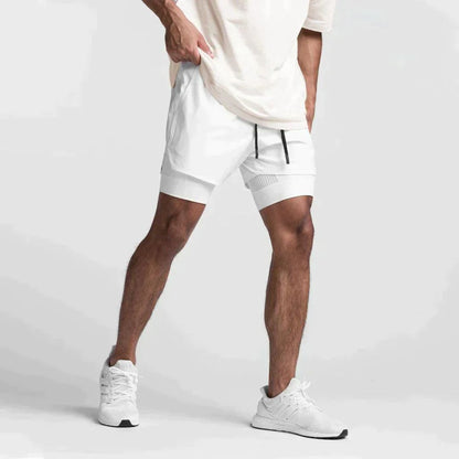 Mann in weißen Sportshorts und Sneakers, lässiges Outfit, Fitnessmode, Herrenbekleidung.