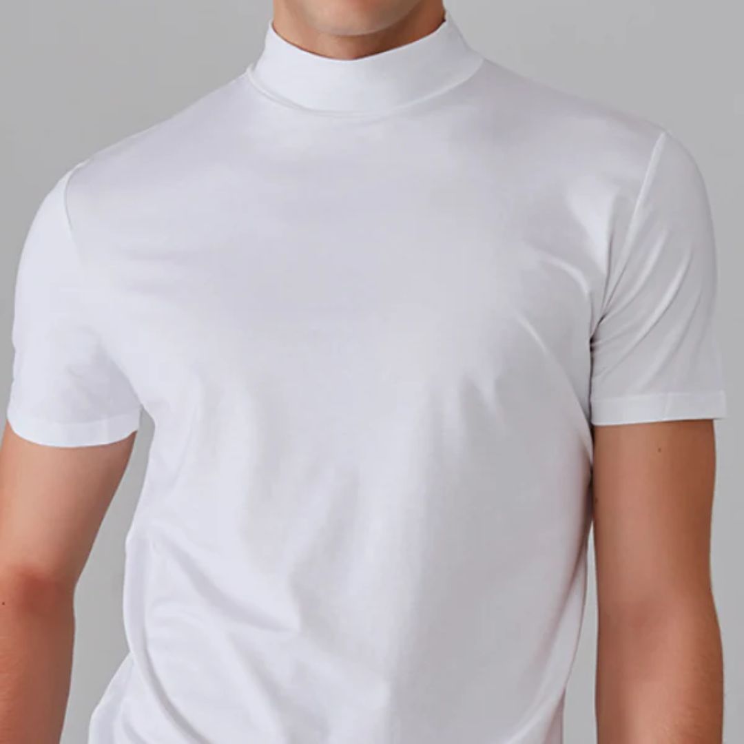 Mann in weißem Rollkragen-T-Shirt, kurzärmelig, aus Baumwolle, modisch, schlichtes Design.