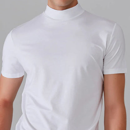 Mann in weißem Rollkragen-T-Shirt, kurzärmelig, aus Baumwolle, modisch, schlichtes Design.