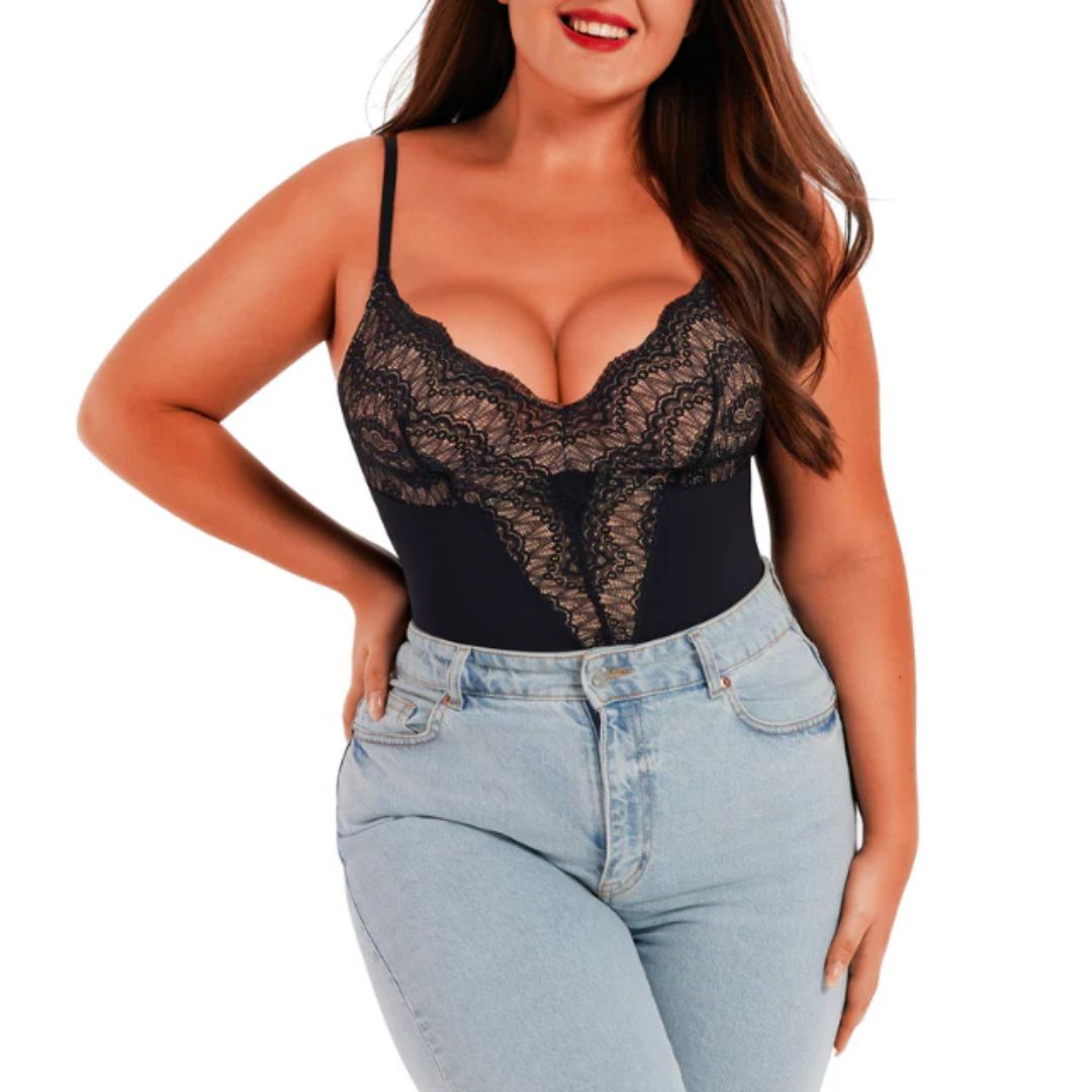 Frau in schwarzem Spitzen-Bodysuit und blauer Jeans, Mode, Damenbekleidung, sinnlich, elegant.