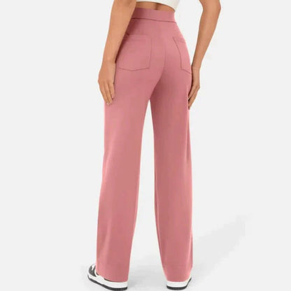 Frau in rosa, weit geschnittenen Hosen, Rückansicht, modisch, bequem, Freizeitkleidung.