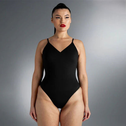 Frau im schwarzen Badeanzug, V-Ausschnitt, Spaghettiträger, elegantes Design, Studioaufnahme.