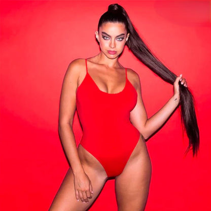 Frau im roten Badeanzug vor rotem Hintergrund, Modefotografie, Sommertrends 2024.