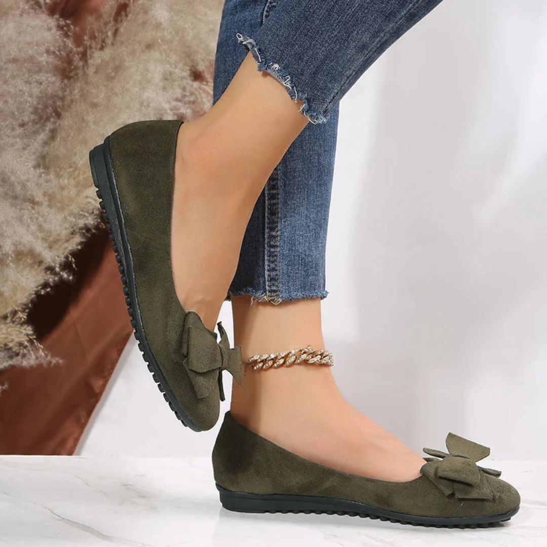 Damen Ballerinas aus Wildleder in Olivgrün mit Schleife, kombiniert mit blauen Jeans.