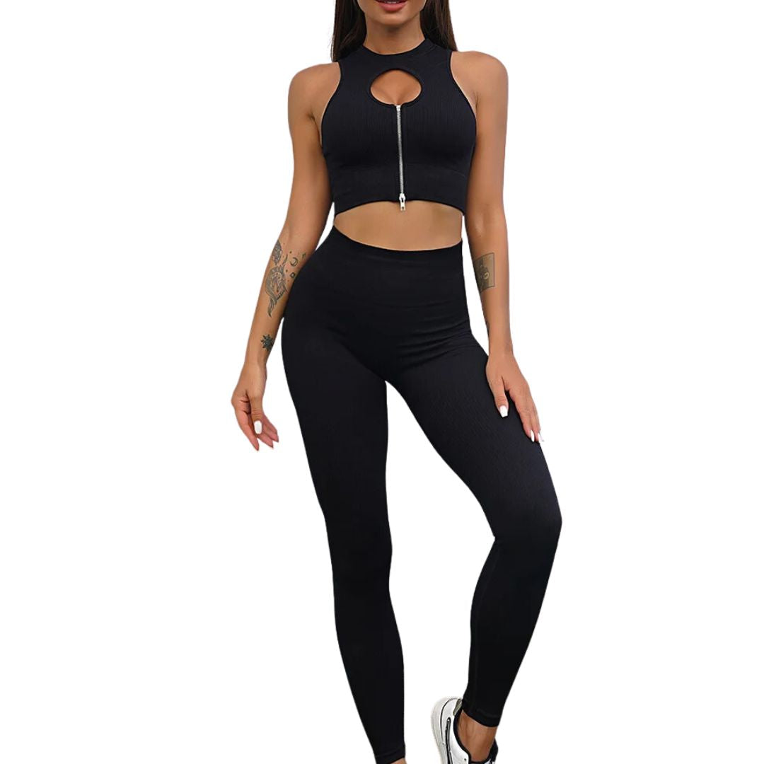 Frau in schwarzem Sport-Set mit Reißverschluss, ärmelloses Top und Leggings, Fitnessmode.