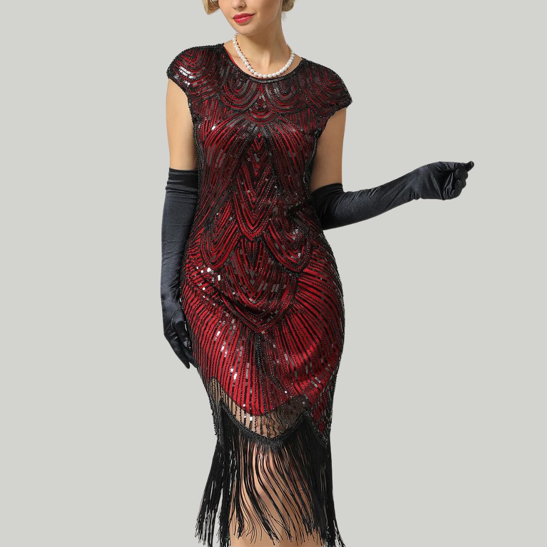Frau in rotem Paillettenkleid mit Fransen, schwarze Handschuhe, 1920er Jahre Stil, Vintage Mode.
