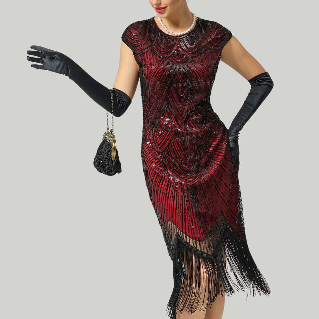 Frau im roten Paillettenkleid mit schwarzen Handschuhen und Tasche, 1920er Jahre Stil.