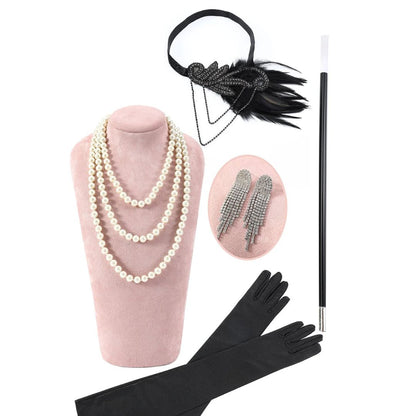 1920er Jahre Kostümzubehör-Set mit Perlenkette, Stirnband, Handschuhen und Zigarettenspitze.