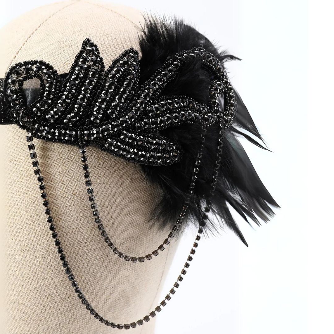 Schwarzes Stirnband mit Perlen und Federn, Gatsby-Stil, Vintage-Accessoire, 1920er Jahre Mode.