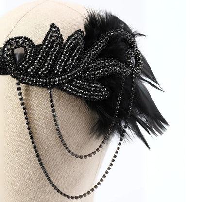 Schwarzes Stirnband mit Perlen und Federn, Gatsby-Stil, Vintage-Accessoire, 1920er Jahre Mode.
