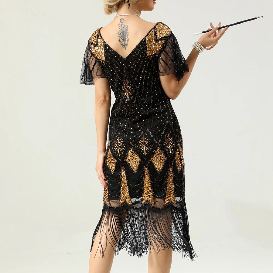 Frau im schwarzen, goldenen Fransen-Kleid mit Tattoo und Zigarettenspitze, Vintage-Stil.