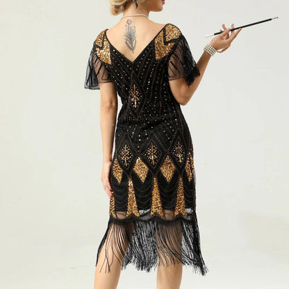 Frau im schwarzen, goldenen Fransen-Kleid mit Tattoo und Zigarettenspitze, Vintage-Stil.