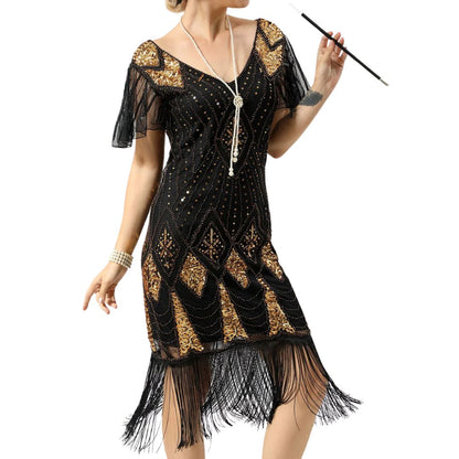 Frau im schwarzen, goldverzierten Charleston-Kleid mit Fransen, 1920er Jahre Stil.