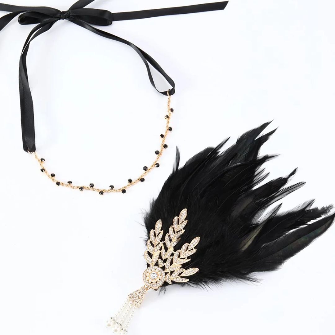Schwarzer Feder-Haarschmuck mit goldenen Verzierungen und Perlen, elegantes Accessoire.