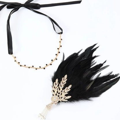 Schwarzer Feder-Haarschmuck mit goldenen Verzierungen und Perlen, elegantes Accessoire.