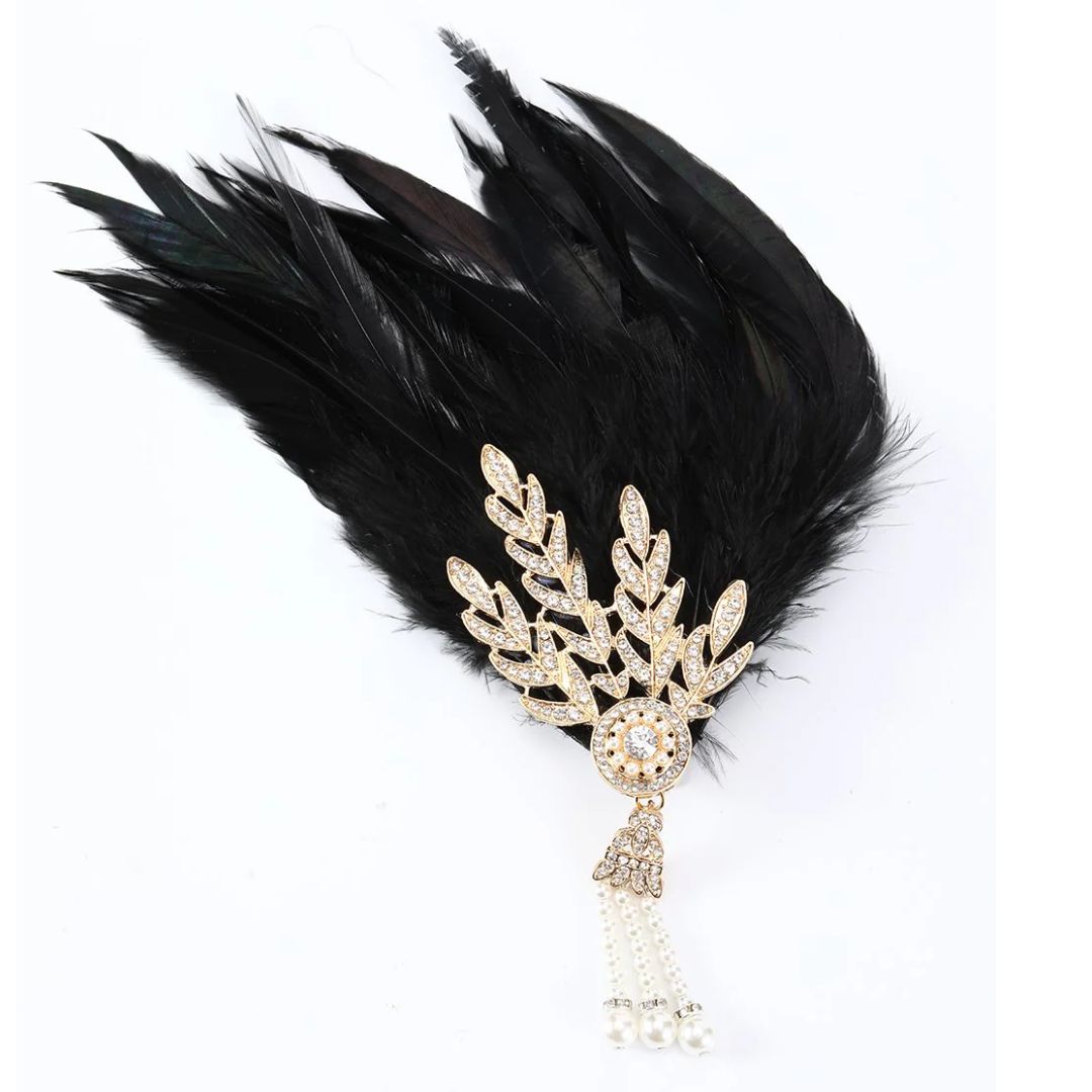 Schwarzer Federhaarschmuck mit goldenen Strassverzierungen und Perlenanhänger.