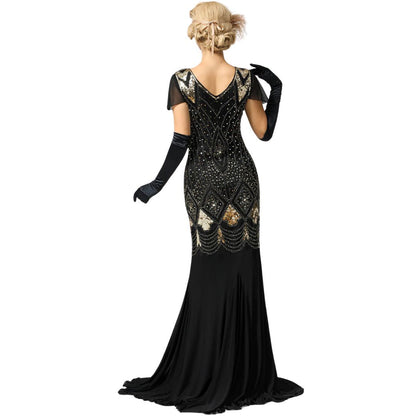 Frau in schwarzem Abendkleid mit Pailletten, elegantes Design, Rückansicht, glamouröses Outfit.