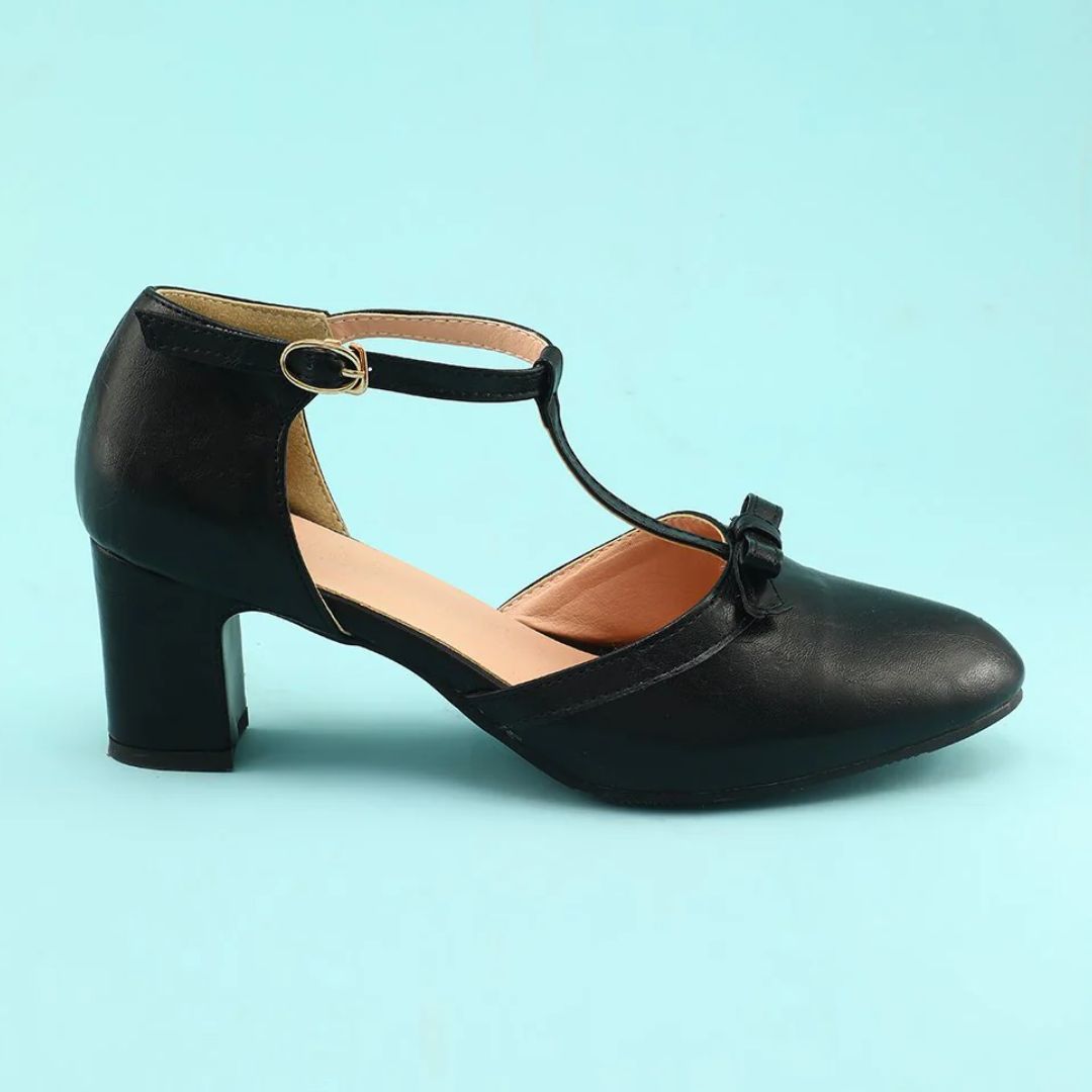 Schwarzer Damen-Tanzschuh mit Blockabsatz und Knöchelriemen auf blauem Hintergrund.