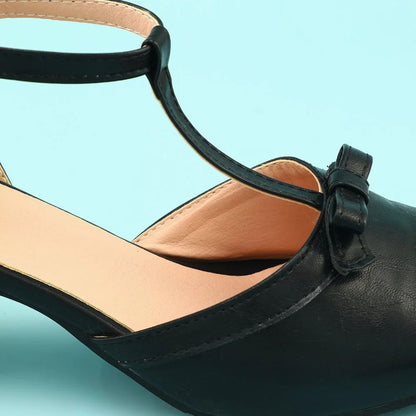 Schwarzer Damen-Ledersandale mit Riemen, elegantes Design, modische Sommerschuhe.