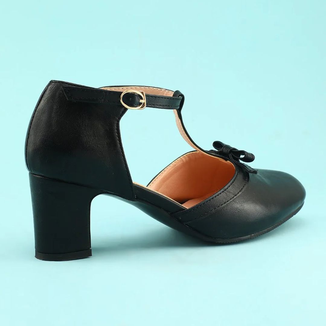 Schwarzer Damen-Tanzschuh mit Absatz, T-Riemen und Schleife, elegantes Design.