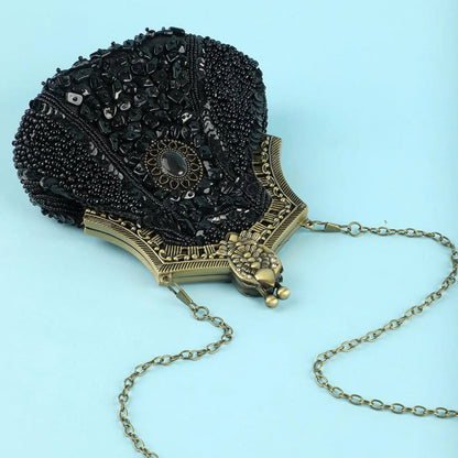 Schwarze Perlenhandtasche mit goldener Kette, Vintage-Design, elegantes Accessoire.