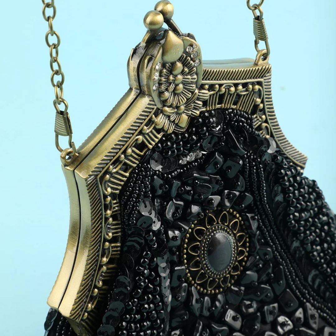 Schwarze Perlenhandtasche mit goldener Kette, Vintage-Design, elegantes Accessoire.