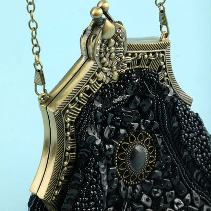 Schwarze Perlenhandtasche mit goldener Kette, Vintage-Design, elegantes Accessoire.