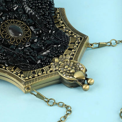 Antike schwarze Perlen-Clutch mit goldenen Details und Ketten, elegantes Abendaccessoire.