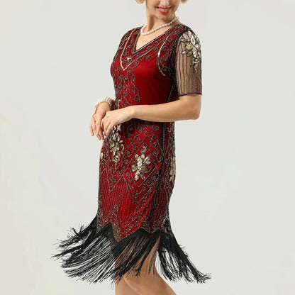 Rotes Charleston-Kleid mit Fransen, Pailletten und Perlen, 1920er Jahre Vintage-Stil, Damenmode.