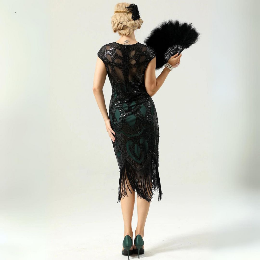 Frau im schwarzen, glitzernden Fransen-Kleid mit Fächer, Vintage-Stil, Rückansicht.