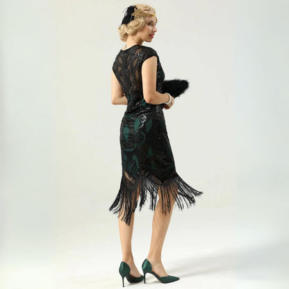 Frau im schwarzen Spitzenkleid mit Fransen, grünen High Heels, 1920er Jahre Stil.