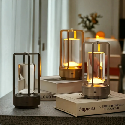 Moderne LED-Tischlampen in Schwarz und Gold auf Büchern, warmes Licht, Wohnzimmer-Dekoration.