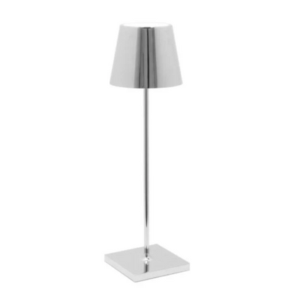 Moderne silberne Tischlampe aus Metall, schlankes Design, ideal für Büro oder Wohnzimmer.