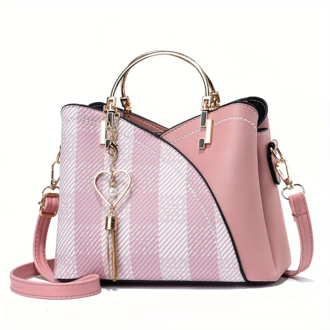 Rosa Damenhandtasche mit Streifenmuster, goldenen Details und Herzanhänger, elegant und modisch.