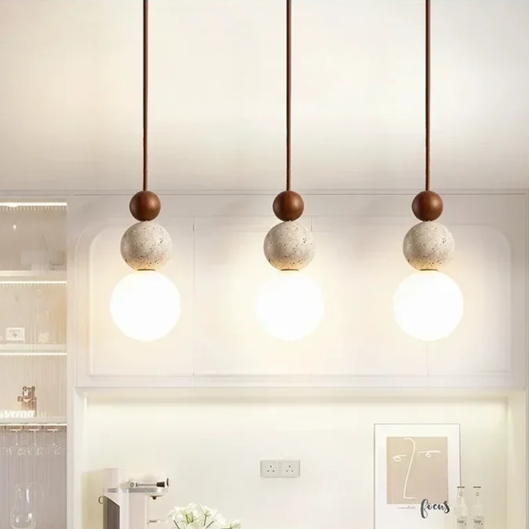 Drei moderne Pendelleuchten aus Holz und Beton, minimalistisch, warmweißes Licht, Wohnzimmer.