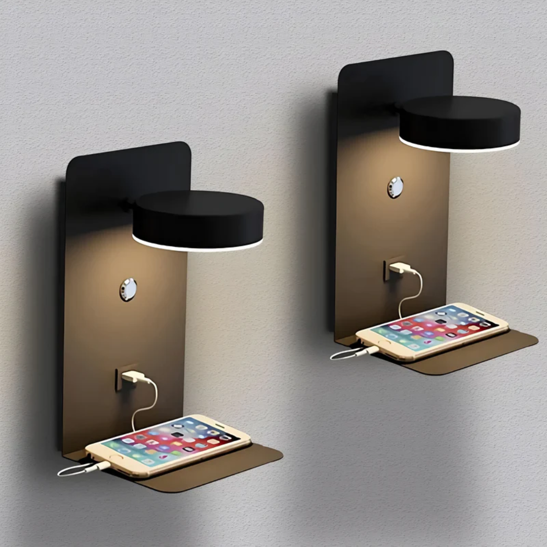 Zwei schwarze Wandlampen mit USB-Ladefunktion und Ablage für Smartphones.