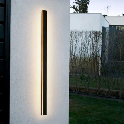 Moderne schwarze LED-Wandleuchte außen, vertikal, energiesparend, minimalistisches Design.