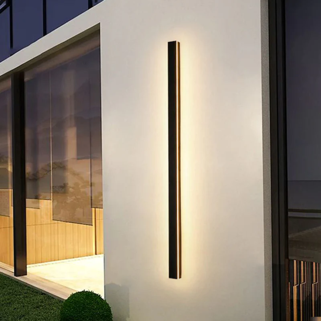 Moderne schwarze LED-Wandleuchte außen, vertikal, energiesparend, stilvolles Design.