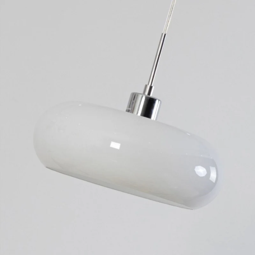 Weiße Glas-Pendelleuchte, modernes Design, verchromtes Metall, Innenbeleuchtung.