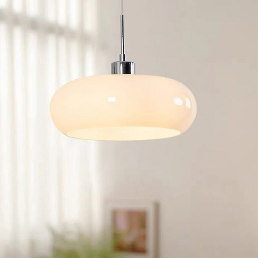 Moderne weiße Pendelleuchte aus Glas, Wohnzimmerbeleuchtung, elegantes Design, Inneneinrichtung.