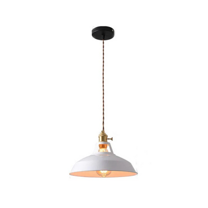 Weiße Pendelleuchte mit Messingakzenten, Vintage-Design, ideal für Esszimmerbeleuchtung.