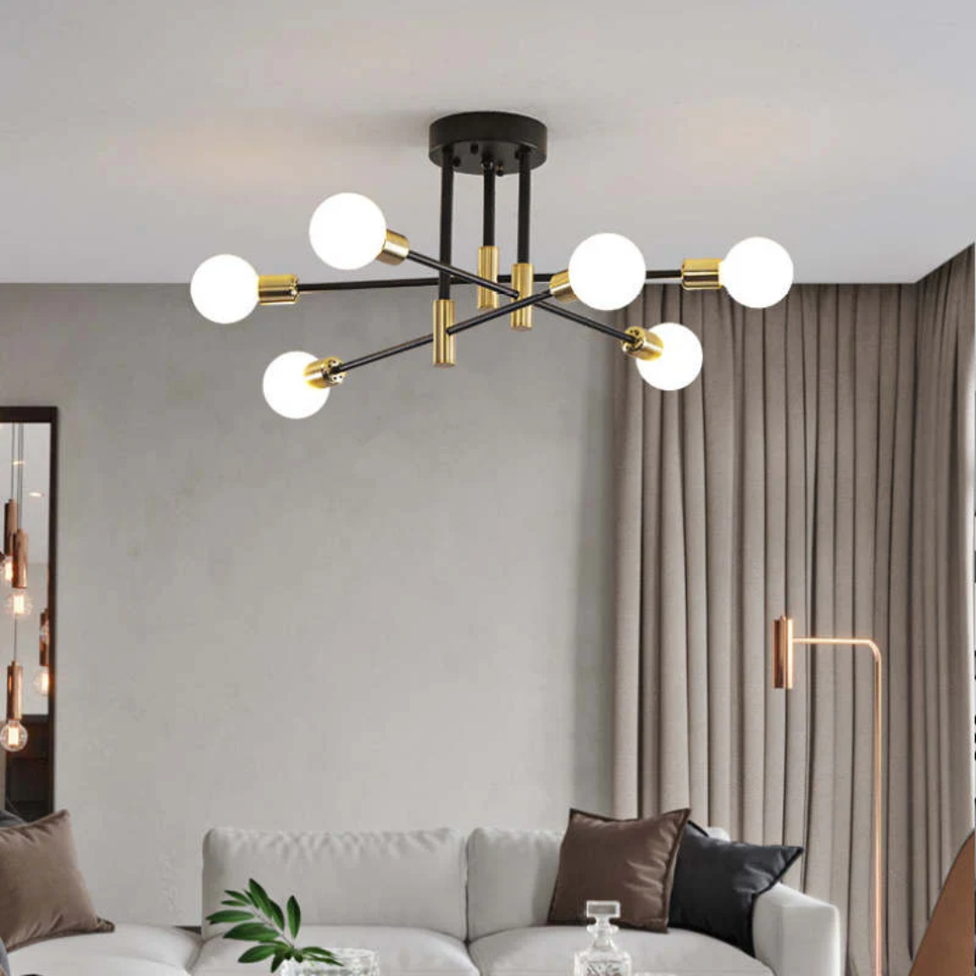 Moderne schwarze Deckenleuchte mit sechs weißen Kugellampen im Wohnzimmer.