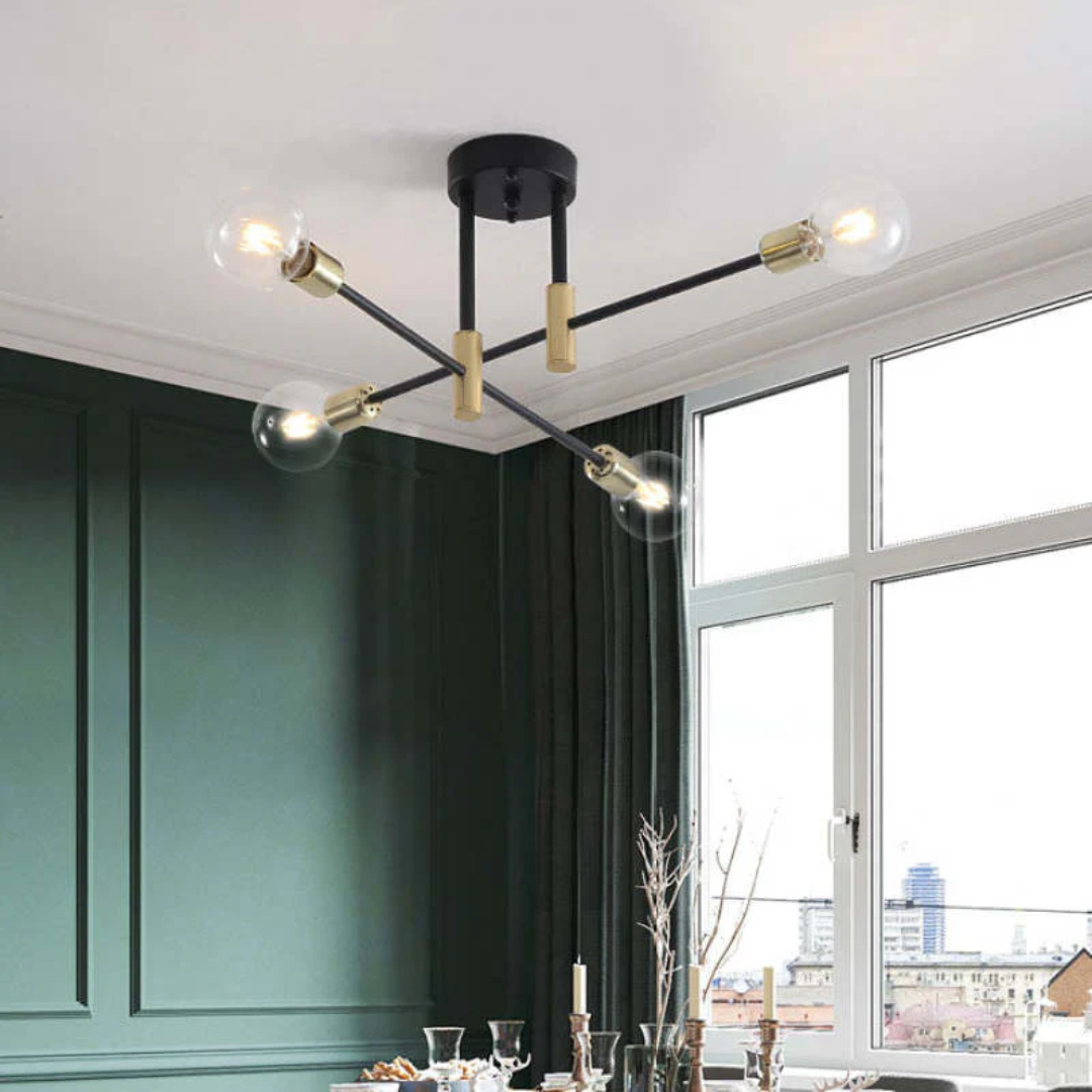 Moderne schwarze Deckenleuchte mit vier Glühbirnen in elegantem Wohnzimmer.