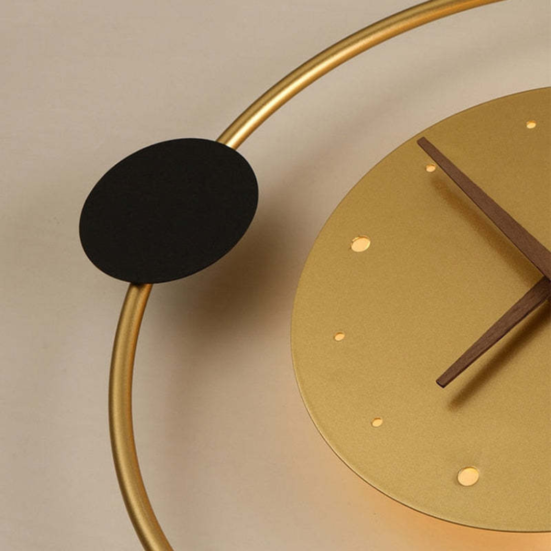 Moderne goldene Wanduhr mit schwarzem Akzent, minimalistisches Design, Holzzeiger.
